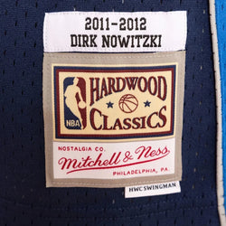 Mitchell & Ness - Dirk Nowitzki 41, Dallas Mavericks 11-12 Away NBA Swingman Jersey - SPORTFIRST HERVEY BAY